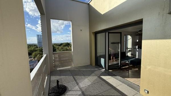JOLI T3 avec son grand balcon à l’ouest, à proximité du métr