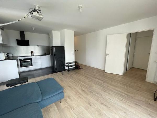 JOLI T3 avec son grand balcon à l’ouest, à proximité du métr