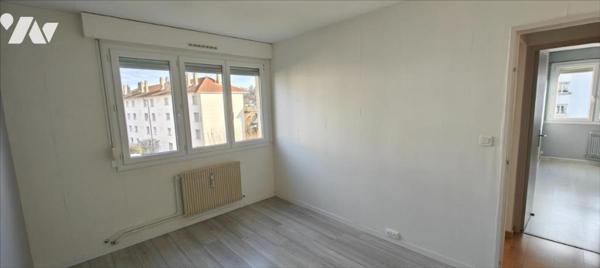 Besançon, Chaprais T5 de 100 m² dans immeuble sécurisé.