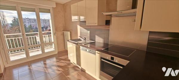 Besançon, Chaprais T5 de 100 m² dans immeuble sécurisé.