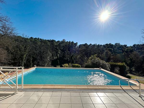 Maison, Bagnols en Forêt - 4 Chambres, Piscine et Garages !