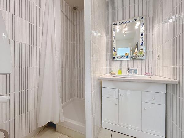 Maison, Bagnols en Forêt - 4 Chambres, Piscine et Garages !