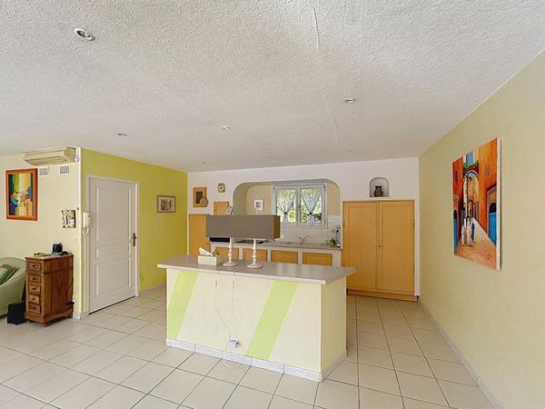 Maison, Bagnols en Forêt - 4 Chambres, Piscine et Garages !