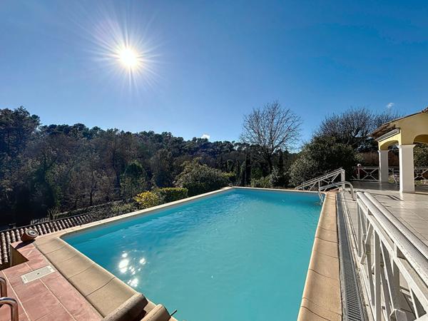 Maison, Bagnols en Forêt - 4 Chambres, Piscine et Garages !