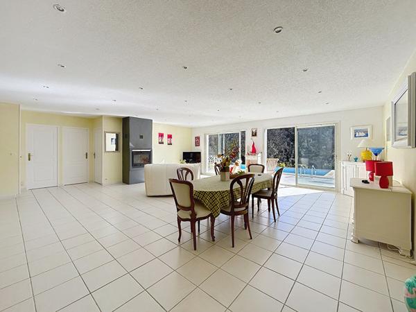 Maison, Bagnols en Forêt - 4 Chambres, Piscine et Garages !