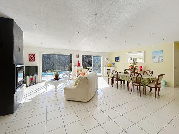 Maison, Bagnols en Forêt - 4 Chambres, Piscine et Garages !