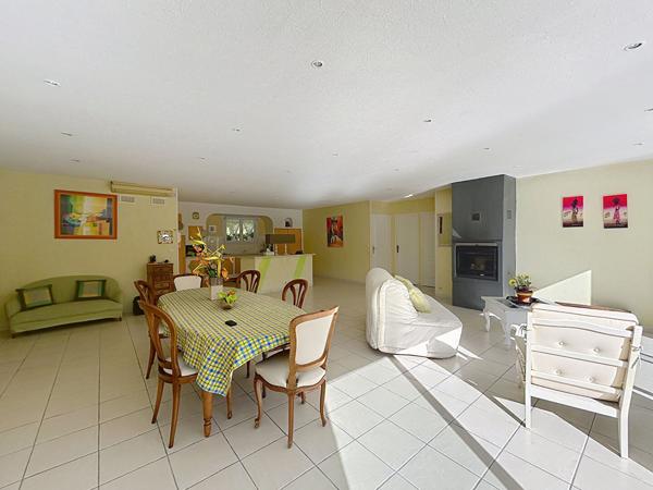 Maison, Bagnols en Forêt - 4 Chambres, Piscine et Garages !