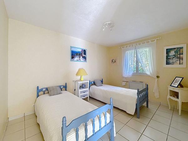 Maison, Bagnols en Forêt - 4 Chambres, Piscine et Garages !