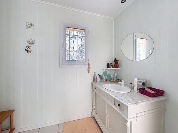 Maison, Bagnols en Forêt - 4 Chambres, Piscine et Garages !