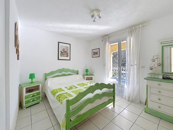 Maison, Bagnols en Forêt - 4 Chambres, Piscine et Garages !