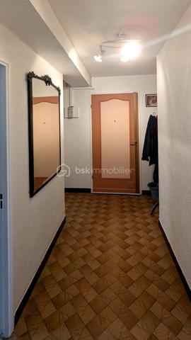 Appartement F4 de 63,54 m² – Idéal Habitation ou Investissement
Découvrez cet appartement de type F4 d'une superficie de 63,54 m², situé au deuxième étage d'une résidence calme (sans ascenseur). Particulièrement fonctionnel et idéalement agencé, ce bien bénéficie d'un système de chauffage électrique moderne équipé de radiateurs à fluide caloporteur basse consommation.
Composition actuelle du bien :
•	Entrée et dégagement : Un hall d'accueil pratique et fonctionnel, desservant parfaitement l'ensemble des pièces de vie. 
•	Salon / Séjour : Une belle pièce de vie lumineuse, spacieuse et conviviale, idéale pour vos moments de détente en famille ou entre amis. 
•	Cuisine : Une cuisine équipée indépendante, pratique et bien agencée. 
•	Espace Nuit : Deux chambres confortables offrant de belles perspectives de rangement et d'aménagement. 
•	Sanitaires : Une salle d'eau ainsi qu'un WC indépendant pour plus de praticité au quotidien. 
•	Espaces extérieurs : un balcon, ainsi que d'une loggia très pratique située du côté salle d'eau, idéale pour étendre le linge ou aménager un espace buanderie. 
 Potentiel d'aménagement et de personnalisation (travaux possibles) :
Ce bien offre des possibilités d'évolution selon vos besoins et vos envies :
•	Possibilité de créer facilement une 3ème chambre à la place du séjour.
•	Possibilité d'ouvrir la cloison entre la cuisine et le salon pour créer une grande pièce de vie ouverte et moderne.
•	Réaménagement envisageable de la salle d'eau pour un confort encore plus appréciable.
Caractéristiques principales :
•	Type de bien : Appartement F4 
•	Superficie carrez : 63,54 m² 
•	Étage : 2ème étage (sans ascenseur) 
•	Chauffage : Électrique (radiateurs à fluide caloporteur basse consommation) 
•	Charges de copropriété : 1 320 € / an
Pour tout renseignement complémentaire ou pour organiser une visite, n'hésitez pas à nous contacter dès maintenant !