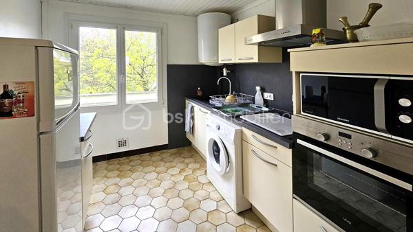Appartement F4 de 63,54 m² – Idéal Habitation ou Investissement
Découvrez cet appartement de type F4 d'une superficie de 63,54 m², situé au deuxième étage d'une résidence calme (sans ascenseur). Particulièrement fonctionnel et idéalement agencé, ce bien bénéficie d'un système de chauffage électrique moderne équipé de radiateurs à fluide caloporteur basse consommation.
Composition actuelle du bien :
•	Entrée et dégagement : Un hall d'accueil pratique et fonctionnel, desservant parfaitement l'ensemble des pièces de vie. 
•	Salon / Séjour : Une belle pièce de vie lumineuse, spacieuse et conviviale, idéale pour vos moments de détente en famille ou entre amis. 
•	Cuisine : Une cuisine équipée indépendante, pratique et bien agencée. 
•	Espace Nuit : Deux chambres confortables offrant de belles perspectives de rangement et d'aménagement. 
•	Sanitaires : Une salle d'eau ainsi qu'un WC indépendant pour plus de praticité au quotidien. 
•	Espaces extérieurs : un balcon, ainsi que d'une loggia très pratique située du côté salle d'eau, idéale pour étendre le linge ou aménager un espace buanderie. 
 Potentiel d'aménagement et de personnalisation (travaux possibles) :
Ce bien offre des possibilités d'évolution selon vos besoins et vos envies :
•	Possibilité de créer facilement une 3ème chambre à la place du séjour.
•	Possibilité d'ouvrir la cloison entre la cuisine et le salon pour créer une grande pièce de vie ouverte et moderne.
•	Réaménagement envisageable de la salle d'eau pour un confort encore plus appréciable.
Caractéristiques principales :
•	Type de bien : Appartement F4 
•	Superficie carrez : 63,54 m² 
•	Étage : 2ème étage (sans ascenseur) 
•	Chauffage : Électrique (radiateurs à fluide caloporteur basse consommation) 
•	Charges de copropriété : 1 320 € / an
Pour tout renseignement complémentaire ou pour organiser une visite, n'hésitez pas à nous contacter dès maintenant !