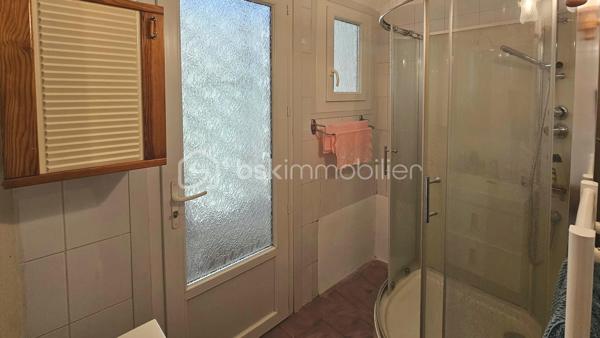 Appartement F4 de 63,54 m² – Idéal Habitation ou Investissement
Découvrez cet appartement de type F4 d'une superficie de 63,54 m², situé au deuxième étage d'une résidence calme (sans ascenseur). Particulièrement fonctionnel et idéalement agencé, ce bien bénéficie d'un système de chauffage électrique moderne équipé de radiateurs à fluide caloporteur basse consommation.
Composition actuelle du bien :
•	Entrée et dégagement : Un hall d'accueil pratique et fonctionnel, desservant parfaitement l'ensemble des pièces de vie. 
•	Salon / Séjour : Une belle pièce de vie lumineuse, spacieuse et conviviale, idéale pour vos moments de détente en famille ou entre amis. 
•	Cuisine : Une cuisine équipée indépendante, pratique et bien agencée. 
•	Espace Nuit : Deux chambres confortables offrant de belles perspectives de rangement et d'aménagement. 
•	Sanitaires : Une salle d'eau ainsi qu'un WC indépendant pour plus de praticité au quotidien. 
•	Espaces extérieurs : un balcon, ainsi que d'une loggia très pratique située du côté salle d'eau, idéale pour étendre le linge ou aménager un espace buanderie. 
 Potentiel d'aménagement et de personnalisation (travaux possibles) :
Ce bien offre des possibilités d'évolution selon vos besoins et vos envies :
•	Possibilité de créer facilement une 3ème chambre à la place du séjour.
•	Possibilité d'ouvrir la cloison entre la cuisine et le salon pour créer une grande pièce de vie ouverte et moderne.
•	Réaménagement envisageable de la salle d'eau pour un confort encore plus appréciable.
Caractéristiques principales :
•	Type de bien : Appartement F4 
•	Superficie carrez : 63,54 m² 
•	Étage : 2ème étage (sans ascenseur) 
•	Chauffage : Électrique (radiateurs à fluide caloporteur basse consommation) 
•	Charges de copropriété : 1 320 € / an
Pour tout renseignement complémentaire ou pour organiser une visite, n'hésitez pas à nous contacter dès maintenant !