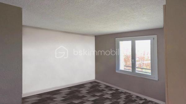 Appartement F4 de 63,54 m² – Idéal Habitation ou Investissement
Découvrez cet appartement de type F4 d'une superficie de 63,54 m², situé au deuxième étage d'une résidence calme (sans ascenseur). Particulièrement fonctionnel et idéalement agencé, ce bien bénéficie d'un système de chauffage électrique moderne équipé de radiateurs à fluide caloporteur basse consommation.
Composition actuelle du bien :
•	Entrée et dégagement : Un hall d'accueil pratique et fonctionnel, desservant parfaitement l'ensemble des pièces de vie. 
•	Salon / Séjour : Une belle pièce de vie lumineuse, spacieuse et conviviale, idéale pour vos moments de détente en famille ou entre amis. 
•	Cuisine : Une cuisine équipée indépendante, pratique et bien agencée. 
•	Espace Nuit : Deux chambres confortables offrant de belles perspectives de rangement et d'aménagement. 
•	Sanitaires : Une salle d'eau ainsi qu'un WC indépendant pour plus de praticité au quotidien. 
•	Espaces extérieurs : un balcon, ainsi que d'une loggia très pratique située du côté salle d'eau, idéale pour étendre le linge ou aménager un espace buanderie. 
 Potentiel d'aménagement et de personnalisation (travaux possibles) :
Ce bien offre des possibilités d'évolution selon vos besoins et vos envies :
•	Possibilité de créer facilement une 3ème chambre à la place du séjour.
•	Possibilité d'ouvrir la cloison entre la cuisine et le salon pour créer une grande pièce de vie ouverte et moderne.
•	Réaménagement envisageable de la salle d'eau pour un confort encore plus appréciable.
Caractéristiques principales :
•	Type de bien : Appartement F4 
•	Superficie carrez : 63,54 m² 
•	Étage : 2ème étage (sans ascenseur) 
•	Chauffage : Électrique (radiateurs à fluide caloporteur basse consommation) 
•	Charges de copropriété : 1 320 € / an
Pour tout renseignement complémentaire ou pour organiser une visite, n'hésitez pas à nous contacter dès maintenant !