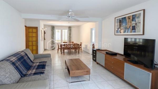 Appartement F4 de 63,54 m² – Idéal Habitation ou Investissement
Découvrez cet appartement de type F4 d'une superficie de 63,54 m², situé au deuxième étage d'une résidence calme (sans ascenseur). Particulièrement fonctionnel et idéalement agencé, ce bien bénéficie d'un système de chauffage électrique moderne équipé de radiateurs à fluide caloporteur basse consommation.
Composition actuelle du bien :
•	Entrée et dégagement : Un hall d'accueil pratique et fonctionnel, desservant parfaitement l'ensemble des pièces de vie. 
•	Salon / Séjour : Une belle pièce de vie lumineuse, spacieuse et conviviale, idéale pour vos moments de détente en famille ou entre amis. 
•	Cuisine : Une cuisine équipée indépendante, pratique et bien agencée. 
•	Espace Nuit : Deux chambres confortables offrant de belles perspectives de rangement et d'aménagement. 
•	Sanitaires : Une salle d'eau ainsi qu'un WC indépendant pour plus de praticité au quotidien. 
•	Espaces extérieurs : un balcon, ainsi que d'une loggia très pratique située du côté salle d'eau, idéale pour étendre le linge ou aménager un espace buanderie. 
 Potentiel d'aménagement et de personnalisation (travaux possibles) :
Ce bien offre des possibilités d'évolution selon vos besoins et vos envies :
•	Possibilité de créer facilement une 3ème chambre à la place du séjour.
•	Possibilité d'ouvrir la cloison entre la cuisine et le salon pour créer une grande pièce de vie ouverte et moderne.
•	Réaménagement envisageable de la salle d'eau pour un confort encore plus appréciable.
Caractéristiques principales :
•	Type de bien : Appartement F4 
•	Superficie carrez : 63,54 m² 
•	Étage : 2ème étage (sans ascenseur) 
•	Chauffage : Électrique (radiateurs à fluide caloporteur basse consommation) 
•	Charges de copropriété : 1 320 € / an
Pour tout renseignement complémentaire ou pour organiser une visite, n'hésitez pas à nous contacter dès maintenant !