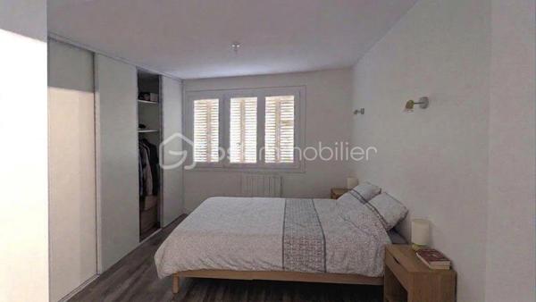Appartement F4 de 63,54 m² – Idéal Habitation ou Investissement
Découvrez cet appartement de type F4 d'une superficie de 63,54 m², situé au deuxième étage d'une résidence calme (sans ascenseur). Particulièrement fonctionnel et idéalement agencé, ce bien bénéficie d'un système de chauffage électrique moderne équipé de radiateurs à fluide caloporteur basse consommation.
Composition actuelle du bien :
•	Entrée et dégagement : Un hall d'accueil pratique et fonctionnel, desservant parfaitement l'ensemble des pièces de vie. 
•	Salon / Séjour : Une belle pièce de vie lumineuse, spacieuse et conviviale, idéale pour vos moments de détente en famille ou entre amis. 
•	Cuisine : Une cuisine équipée indépendante, pratique et bien agencée. 
•	Espace Nuit : Deux chambres confortables offrant de belles perspectives de rangement et d'aménagement. 
•	Sanitaires : Une salle d'eau ainsi qu'un WC indépendant pour plus de praticité au quotidien. 
•	Espaces extérieurs : un balcon, ainsi que d'une loggia très pratique située du côté salle d'eau, idéale pour étendre le linge ou aménager un espace buanderie. 
 Potentiel d'aménagement et de personnalisation (travaux possibles) :
Ce bien offre des possibilités d'évolution selon vos besoins et vos envies :
•	Possibilité de créer facilement une 3ème chambre à la place du séjour.
•	Possibilité d'ouvrir la cloison entre la cuisine et le salon pour créer une grande pièce de vie ouverte et moderne.
•	Réaménagement envisageable de la salle d'eau pour un confort encore plus appréciable.
Caractéristiques principales :
•	Type de bien : Appartement F4 
•	Superficie carrez : 63,54 m² 
•	Étage : 2ème étage (sans ascenseur) 
•	Chauffage : Électrique (radiateurs à fluide caloporteur basse consommation) 
•	Charges de copropriété : 1 320 € / an
Pour tout renseignement complémentaire ou pour organiser une visite, n'hésitez pas à nous contacter dès maintenant !