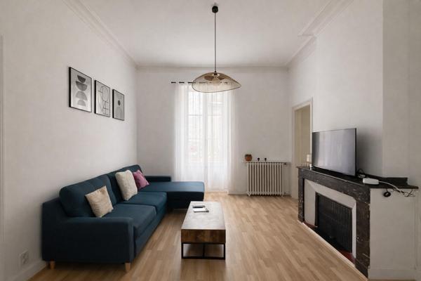 Appartement bourgeois meublé, situé dans une copropriété gérée par un syndic bénévole.