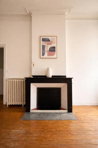 Appartement bourgeois meublé, situé dans une copropriété gérée par un syndic bénévole.