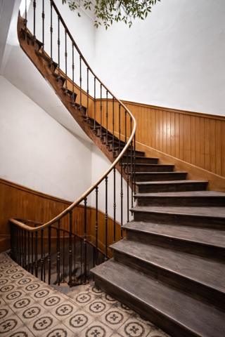 Appartement bourgeois meublé, situé dans une copropriété gérée par un syndic bénévole.