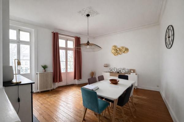 Appartement bourgeois meublé, situé dans une copropriété gérée par un syndic bénévole.