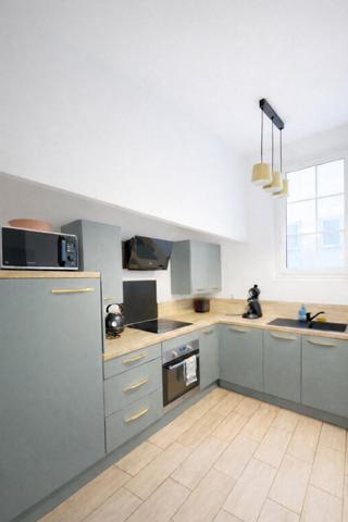 Appartement bourgeois meublé, situé dans une copropriété gérée par un syndic bénévole.