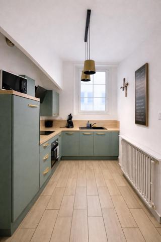 Appartement bourgeois meublé, situé dans une copropriété gérée par un syndic bénévole.