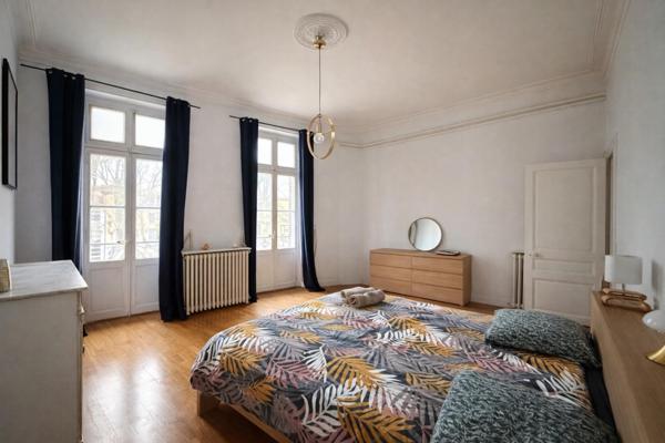 Appartement bourgeois meublé, situé dans une copropriété gérée par un syndic bénévole.
