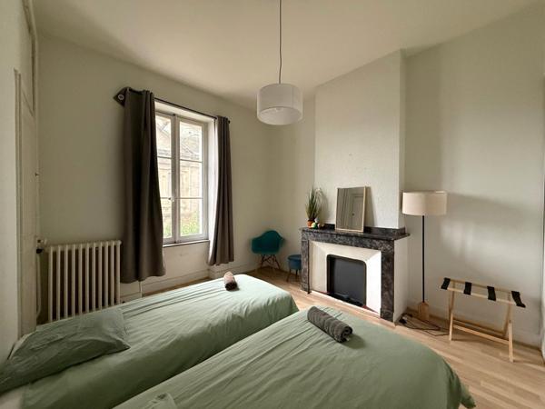 Appartement bourgeois meublé, situé dans une copropriété gérée par un syndic bénévole.