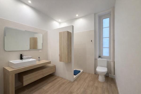 Appartement bourgeois meublé, situé dans une copropriété gérée par un syndic bénévole.