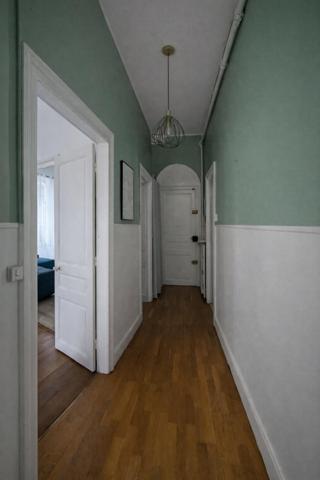 Appartement bourgeois meublé, situé dans une copropriété gérée par un syndic bénévole.