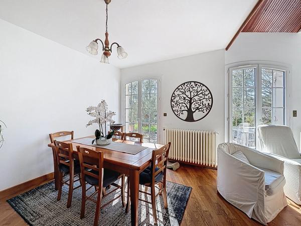 Maison à vendre 8 pièces (79) CHATILLON-SUR-THOUET - 219 m² hab 4 à 6 ch - terrain environ 2500 m²