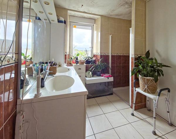 Immeuble mixte centre-bourg – murs commerciaux + logement