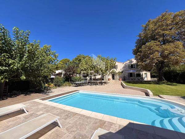 Exclusivité : Belle bâtisse au calme avec piscine secteur recherché SET CLUB/IBS