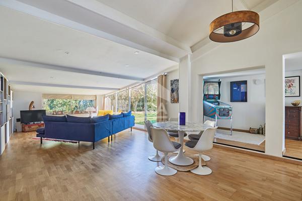 Exclusivité : Belle bâtisse au calme avec piscine secteur recherché SET CLUB/IBS