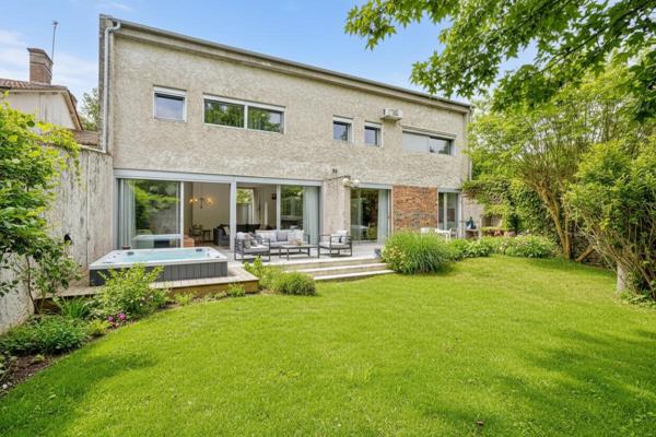 Maison d'architecte des années 70 ? volumes, lumière et potentiel au centre de Montpon-Ménestérol