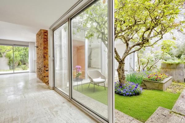 Maison d'architecte des années 70 ? volumes, lumière et potentiel au centre de Montpon-Ménestérol