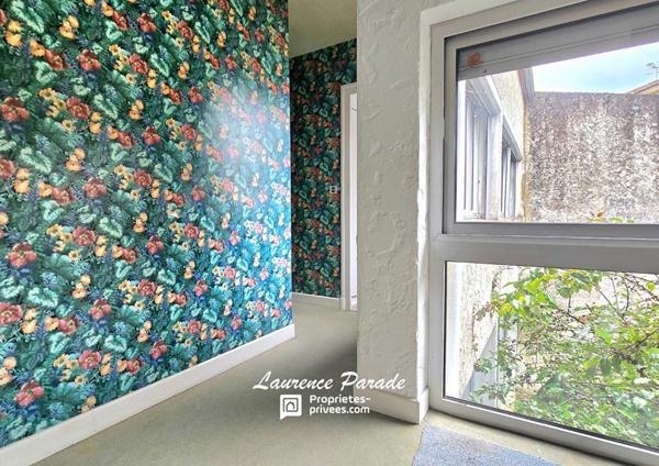 Maison d'architecte des années 70 ? volumes, lumière et potentiel au centre de Montpon-Ménestérol