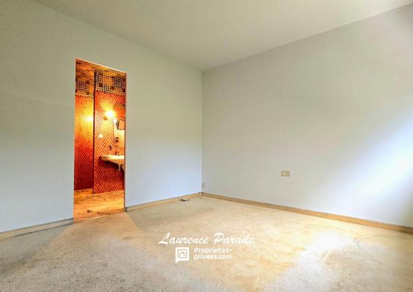 Maison d'architecte des années 70 ? volumes, lumière et potentiel au centre de Montpon-Ménestérol