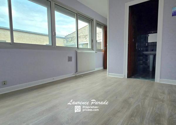 Maison d'architecte des années 70 ? volumes, lumière et potentiel au centre de Montpon-Ménestérol