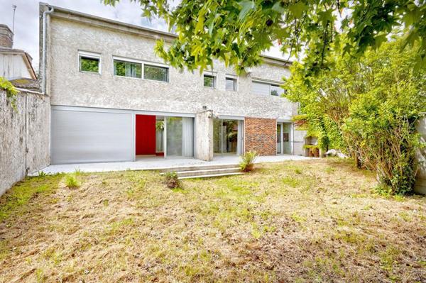 Maison d'architecte des années 70 ? volumes, lumière et potentiel au centre de Montpon-Ménestérol