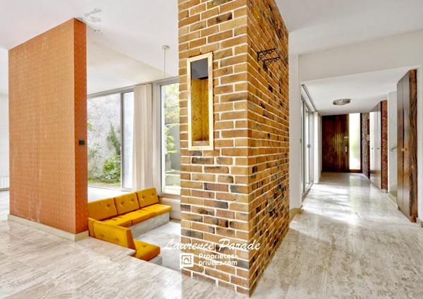 Maison d'architecte des années 70 ? volumes, lumière et potentiel au centre de Montpon-Ménestérol