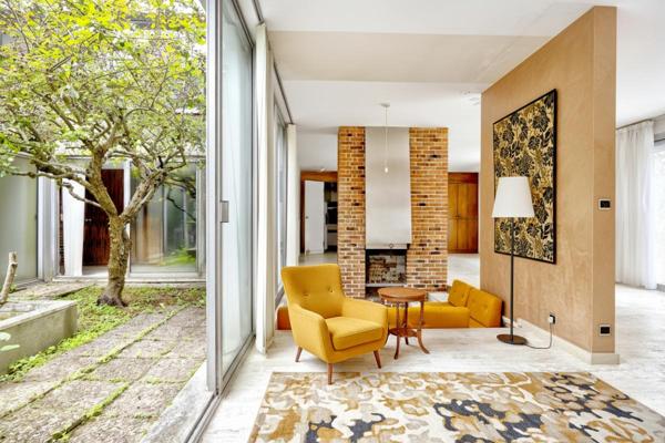 Maison d'architecte des années 70 ? volumes, lumière et potentiel au centre de Montpon-Ménestérol