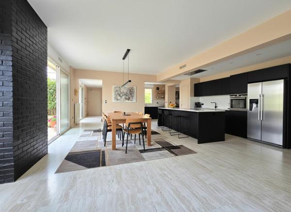 Maison d'architecte des années 70 ? volumes, lumière et potentiel au centre de Montpon-Ménestérol