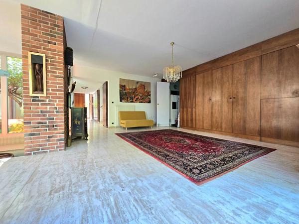 Maison d'architecte des années 70 ? volumes, lumière et potentiel au centre de Montpon-Ménestérol