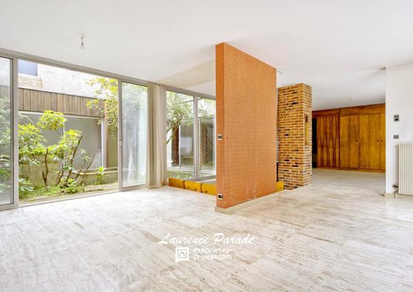 Maison d'architecte des années 70 ? volumes, lumière et potentiel au centre de Montpon-Ménestérol