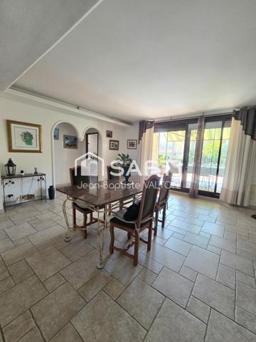 Villa contemporaine sur 2 niveaux avec piscine