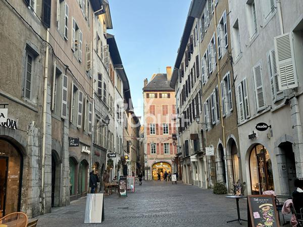 Rue Juiverie : Studio meublé en bon état