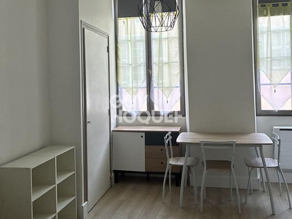 Rue Juiverie : Studio meublé en bon état