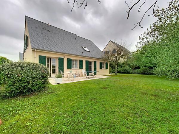 A vendre Angers Lac de Maine, environnement calme proche parc, lac de Maine et coulée verte, maison familiale plus de 150m² habitable,hall d'entrée, 4 chambres dont une suite parental avec dressing,double salon plus salle à manger, mezzanine, une salle de