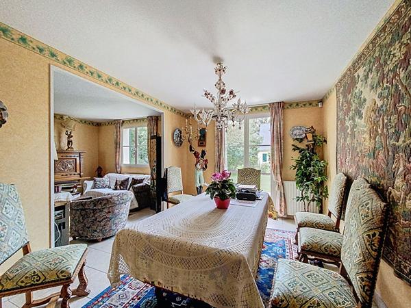 A vendre Angers Lac de Maine, environnement calme proche parc, lac de Maine et coulée verte, maison familiale plus de 150m² habitable,hall d'entrée, 4 chambres dont une suite parental avec dressing,double salon plus salle à manger, mezzanine, une salle de